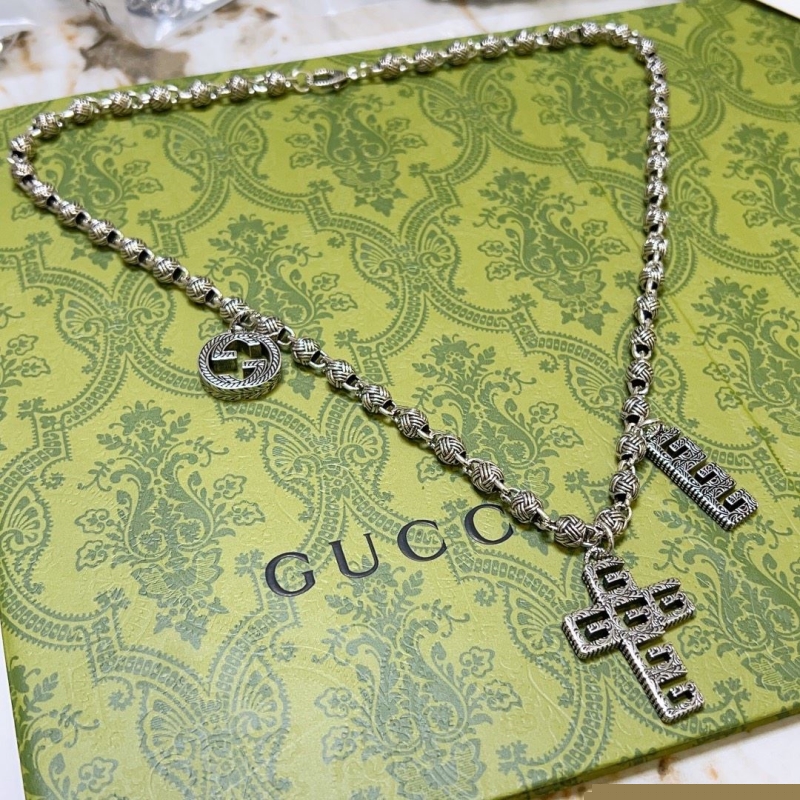 G*u*i necklaces